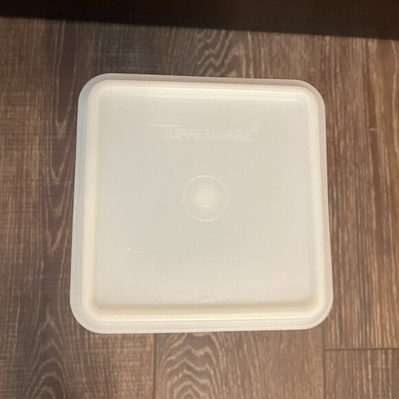 Vintage Tupperware Saltine Saver with Matching Lid - Picture 3 of 9